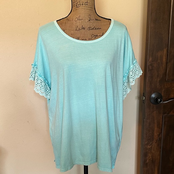 Pretty petite top - Picture 1 of 3